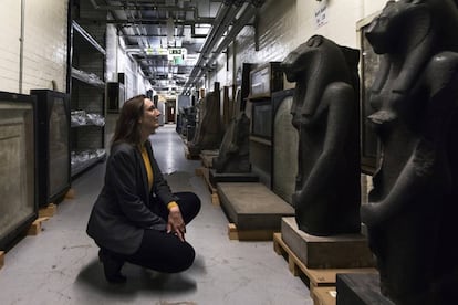 Marie Vandenbeusch, responsable del departamento del Antiguo Egipto y Sudán, retratada en los almacenes del British Museum.