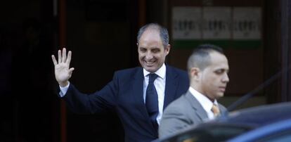 Francisco Camps saluda a su salida del Tribunal Superior de Justicia de Valencia. 