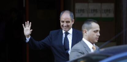 Francisco Camps saluda a su salida del Tribunal Superior de Justicia de Valencia.