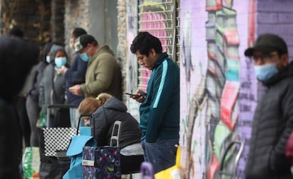 Fila para recoger alimentos proporcionados por la Asociación de vecinos de Aluche