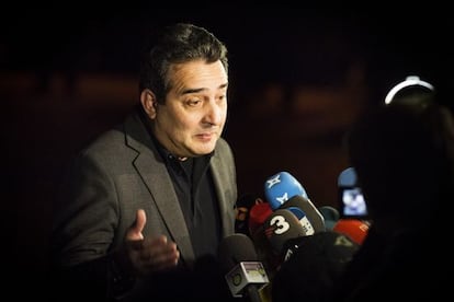 Manuel Bustos prorroga un mes su retirada de la alcaldía de Sabadell.