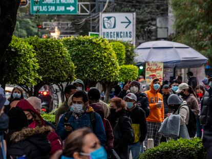 Cientos de personas esperan en la linea para poder realizarse una prueba de detección de covid-19 a las afueras del Hospital Gabriel Mancera en Ciudad de México el día 11 de enero de 2022.