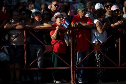 Ciudadanos cubanos se han congregado en la zona de la embajada de EE UU en Cuba, donde ondeará la bandera norteamericana después de 54 años.