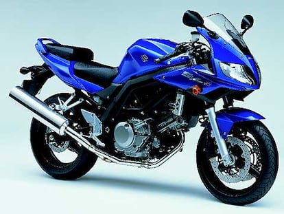 El carenado de la SV 650 sólo cubre la zona superior y deja ver la mecánica.
