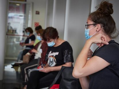 Pacientes acuden para realizarse una extracción de muestras en el recinto ferial REFENA de Pamplona.