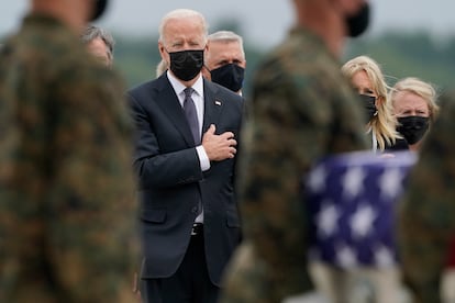 O presidente dos EUA, Joe Biden, acompanha a chegada de caixões de militares norte-americanos mortos nos atentados de Cabul. Cerimônia ocorreu neste domingo na base aérea de Dover, em Delaware.