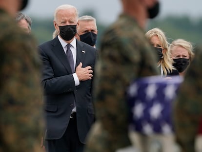 O presidente dos EUA, Joe Biden, acompanha a chegada de caixões de militares norte-americanos mortos nos atentados de Cabul. Cerimônia ocorreu neste domingo na base aérea de Dover, em Delaware.