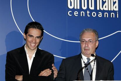 Alberto Contador junto a Angelo Zomegnan, director del Giro de Italia.
