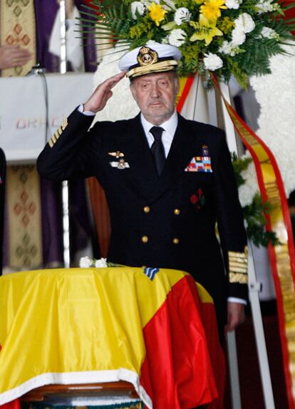 El Rey de España, Don Juan Carlos, saluda al féretro de uno de los soldados muertos en Haití, después de imponerle la Medalla al Merito Naval con distintivo amarillo durante los funerales oficiados en la Base Aeronaval de Rota (Cadiz).