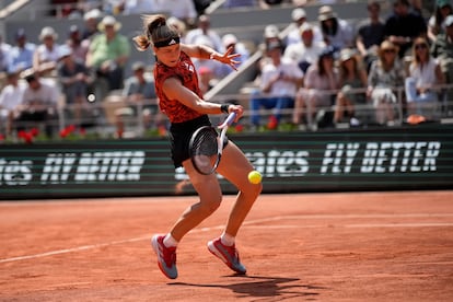 Muchova golpea la pelota durante el partido contra Sabalenka en París.