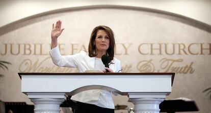 La candidata republicana Michele Bachmann da su testimonio personal durante un servicio religioso en la Iglesia del Jubileo Familiar, en Oskaloosa, Iowa.