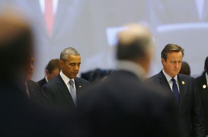 El presidente de EE UU, Barack Obama, y el primer ministro Británico, David Cameron, guardan silencio en recuerdo de las víctimas de los atentados de París, antes de una sesión de trabajo del G-20.