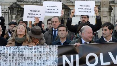 Concentración del PP y de las víctimas junto a la universidad en la que hablaba el exterrorista López de Abetxuko.