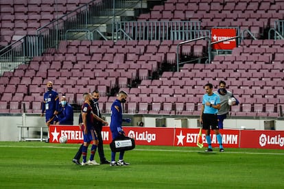 Jordi Alba abandona el terreno de juego, lesionado, ante el Sevilla.