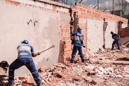 Demolición de construcciones irregulares en una de las comunidades del barrio de Ilha do Governador, en Río de Janeiro.