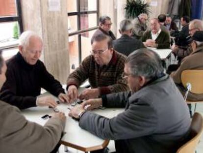 En la imagen, unos pensionistas jugando al dominó en un centro de mayores del sevillano barrio de Triana. EFE/Archivo
