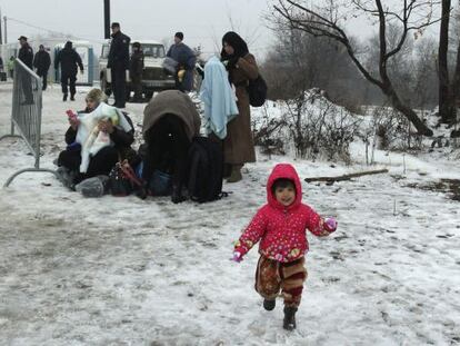 Pese a las bajas temperaturas del invierno, el flujo de inmigrantes hacia Europa se mantiene en las &uacute;ltimas semanas, como este campamento en Serbia. 