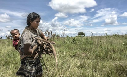 Una mujer ind&iacute;gena con su hijo.