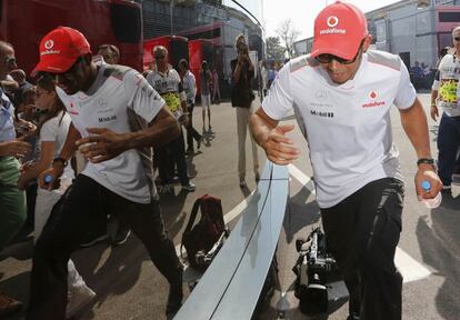 Lewis Hamilton, en el paddock del circuito de Monza.  