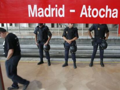 National Police agents in Atocha station during a strike by Renfe workers.