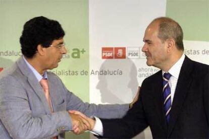 Manuel Chaves y Diego Valderas se saludan antes del comienzo de la reunión de ayer.