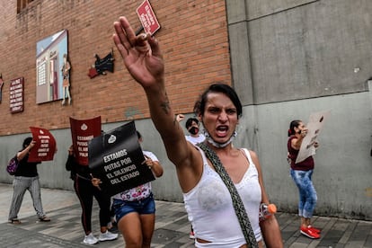 Una trabajadora sexual grita consignas durante una protesta contra el abuso policial y en defensa de sus derechos en Medellín (Colombia). Las autoridades sanitarias colombianas han registrado 7.875 nuevos positivos de coronavirus en las últimas 24 horas, lo que suma una cifra total de 877.683 casos desde el inicio de la pandemia.