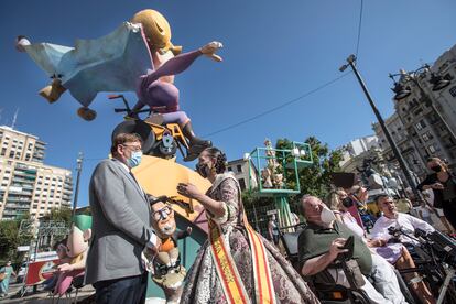 El presidente de la Generalitat, Ximo Puig, charla con una de las presidentas de la falla ferroviaria de Valencia, que volcó la noche del miércoles por el temporal. 