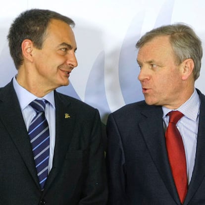 Zapatero charla con el secretario general de la OTAN, Jaap de Hoop Scheffer, ayer en Bucarest.