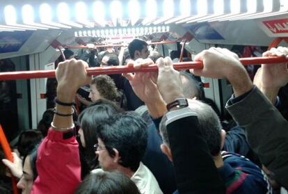 Vagón de la línea 5 de metro de Madrid, a las 8.00.