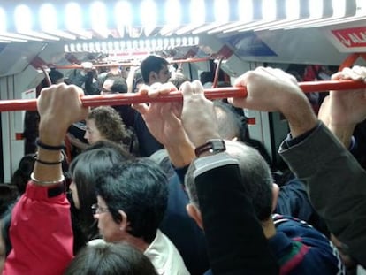 Vagón de la línea 5 de metro de Madrid, a las 8.00.