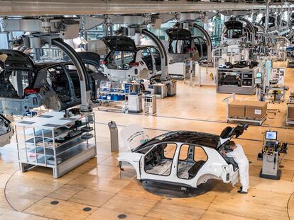 Un empleado trabaja en la línea de coches eléctricos de la planta de Volkswagen en Dresden (Alemania).