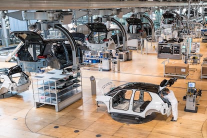 Un empleado trabaja en la línea de coches eléctricos de la planta de Volkswagen en Dresden (Alemania).