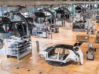 Un empleado trabaja en la línea de coches eléctricos de la planta de Volkswagen en Dresden (Alemania).