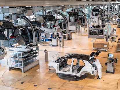 Un empleado trabaja en la línea de coches eléctricos de la planta de Volkswagen en Dresden (Alemania).