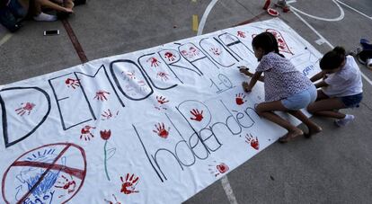 Unas niñas pintan una pancarta a favor de la democracia y la independencia en el colegio Torrent d'En Melis de Barcelona.