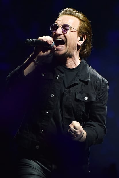 Bono -


A pesar de que muchos pensaban que las gafas de sol lucidas siempre por el líder de los míticos U2 no eran más que una seña de identidad rockera, lo cierto es que el artista irlandés padece glaucoma, una enfermedad que daña el nervio óptico secundario y que puede llevar a la pérdida de la visión de no ser tratada. Bono confesó en un programa de la televisión británica que lleva 25 años sufriéndola.