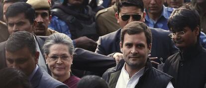 Sonia y Rahul Gandhi hicieron a pie los &uacute;ltimos metros del camino al tribunal en Nueva Delhi. 
