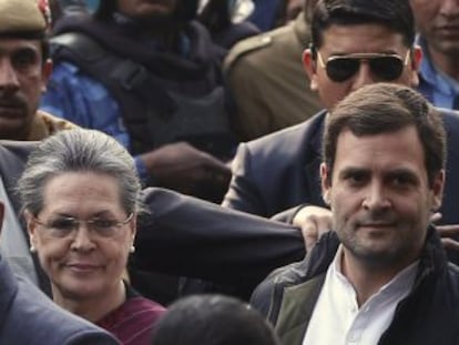 Sonia y Rahul Gandhi hicieron a pie los &uacute;ltimos metros del camino al tribunal en Nueva Delhi. 