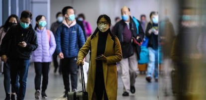 Pasajeros llegan a Hong Kong en la estación de Lo Wu MTR, horas antes de que se cerrara la frontera 