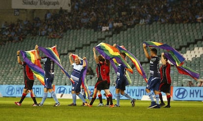 Un equipo de f&uacute;tbol gay australiano antes de un partido durante la celebracion del Mardi Gras en marzo de este a&ntilde;o