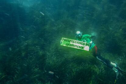 Activistas de Greenpeace muestran pancartas contra las prospecciones en aguas de Ibiza.