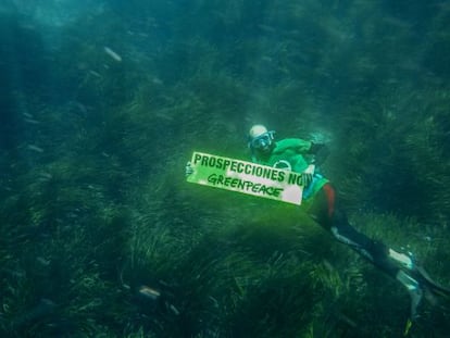 Activistas de Greenpeace muestran pancartas contra las prospecciones en aguas de Ibiza. 