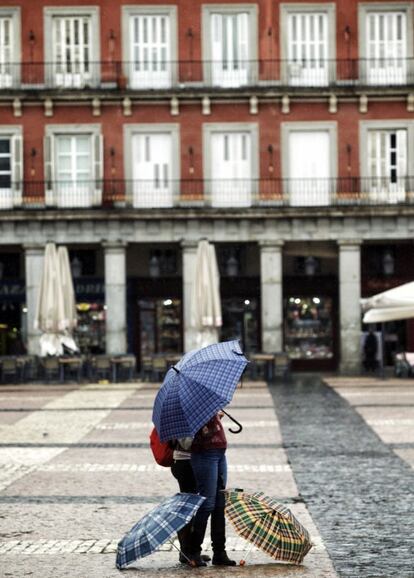 En la Plaza Mayor de Madrid, una mujer vende paraguas. Cada vez es más común ver venta ambulante de paraguas cuando llueve para aquellos despistados que hayan salido de casa sin él o que les haya pillado la lluvia por sorpresa. En las esquinas y sobre todo en las bocas de metro es fácil hacerse con un paraguas plegable por menos de cinco euros.