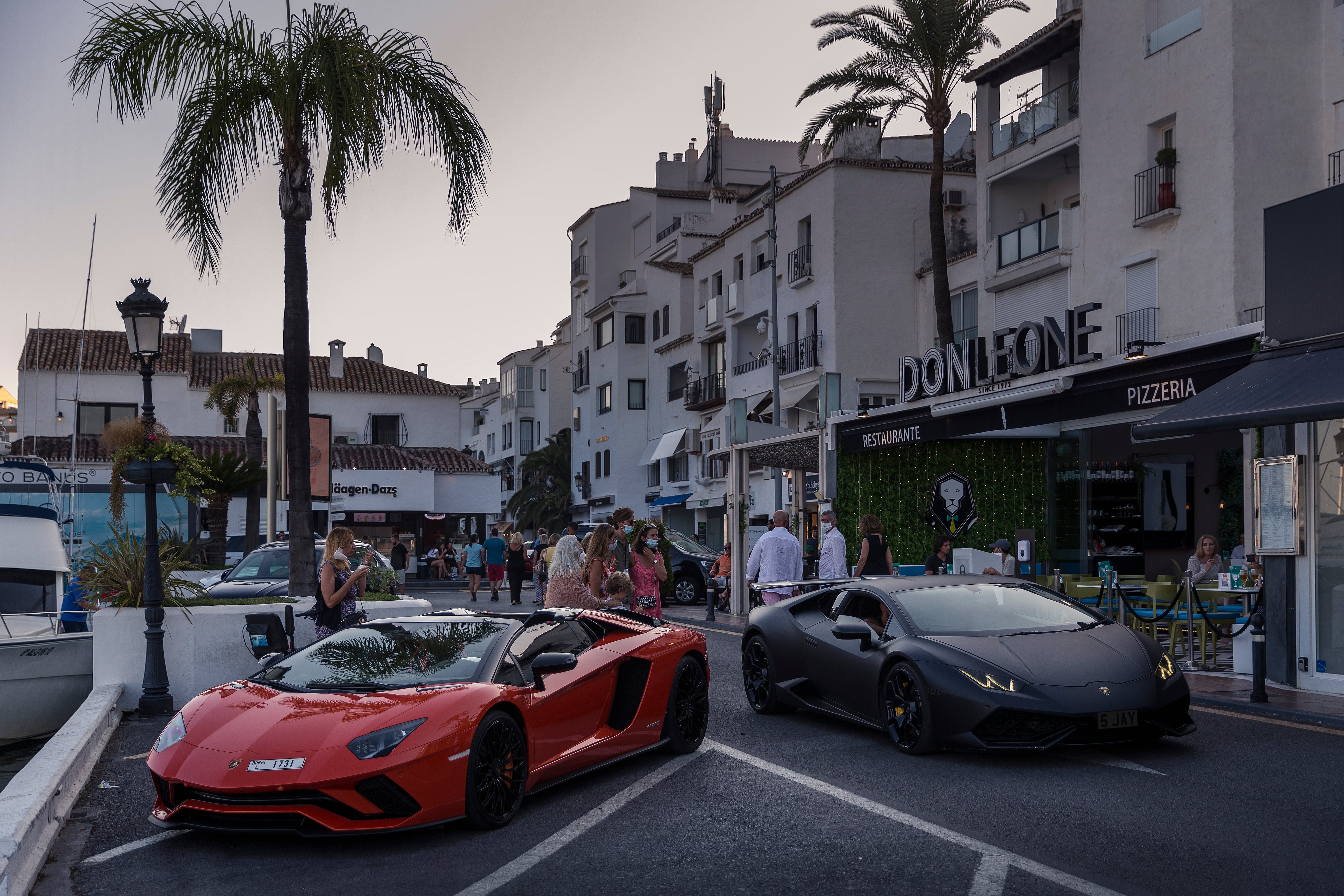 Dos coches deportivos en Puerto Banús (Marbella). 