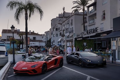 Coches de alta gama en el paseo marítimo de Puerto Banús, Málaga.