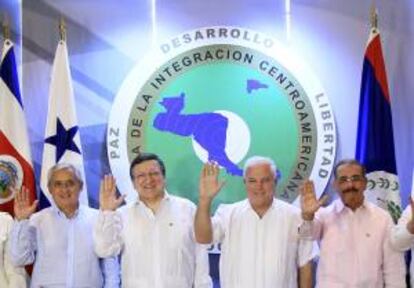 (i-d) Los presidentes de Guatemala, Otto Pérez; de la Comisión Europea, José Manuel Durao Barroso; de Panamá, Ricardo Martinelli y de República Dominicana, Danilo Medina, posan para una foto de familia dentro del marco de la Cumbre de Jefes de Estado y de Gobierno del SICA en un complejo turístico en la localidad de Farallón (Panamá).