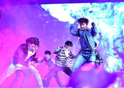 BTS durante el estreno mundial en vivo de 'Fake Love' en los Billboard Music Awards 2018.