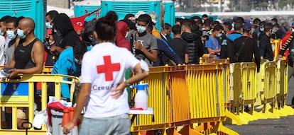 Inmigrantes en el muelle de Arguineguín, en Gran Canaria, el 19 de noviembre.