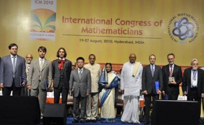 Los cuatro galardonados con la medalla Fields, a la izquierda, junto a dignatarios indios y los restantes premiados, en la inauguracioón del Congreso Internacional de Matemáticos en Hyderabad.