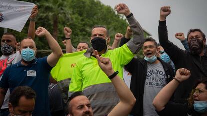 Trabajadores de Nissan cortan la diagonal de Barcelona en protesta al cierre, este jueves.